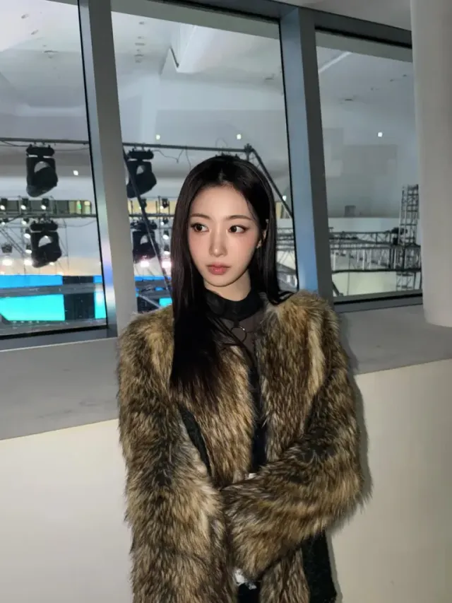 시스루 & 링 디테일 | 묵직한 외투 속 숨겨진 관능적인 디테일의 반전 매력 /사진=리이나 인스타그램