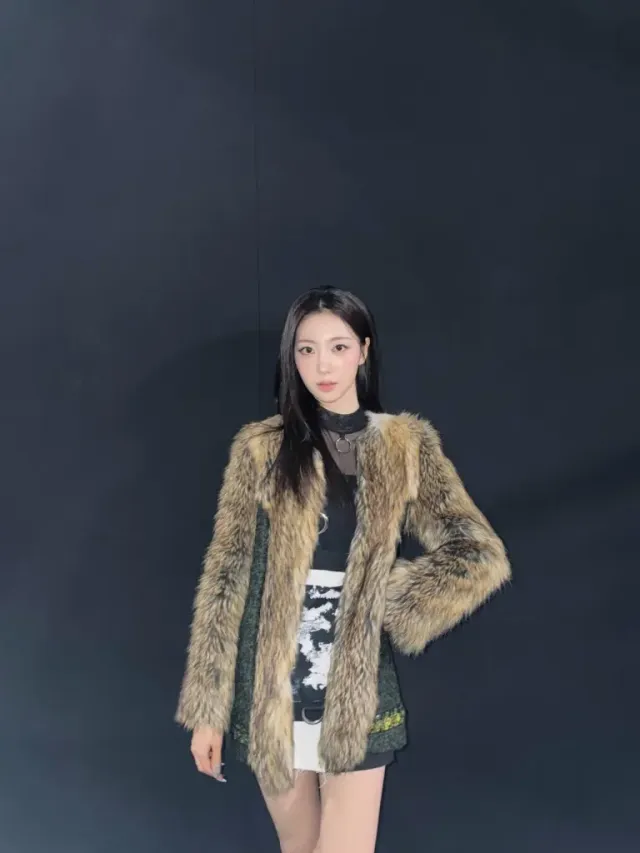 시네마틱 무드 | 조명 아래서 더욱 돋보이는 비현실적인 비율과 눈빛 /사진=리이나 인스타그램