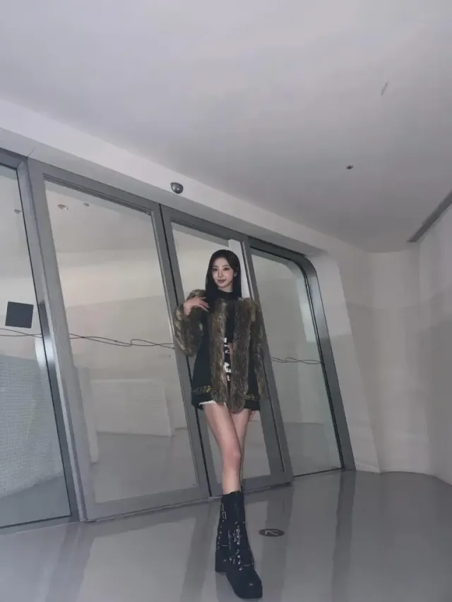 퍼 코트 & 플랫폼 부츠 | 패션위크를 단숨에 런웨이로 바꿔버린 리이나의 압도적인 풀샷 /사진=리이나 인스타그램