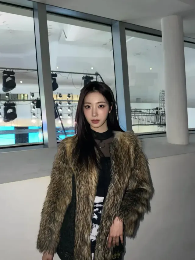 야생적인 퍼 텍스처 | 거친 질감의 코트를 세련되게 소화한 리이나의 클로즈업 /사진=리이나 인스타그램