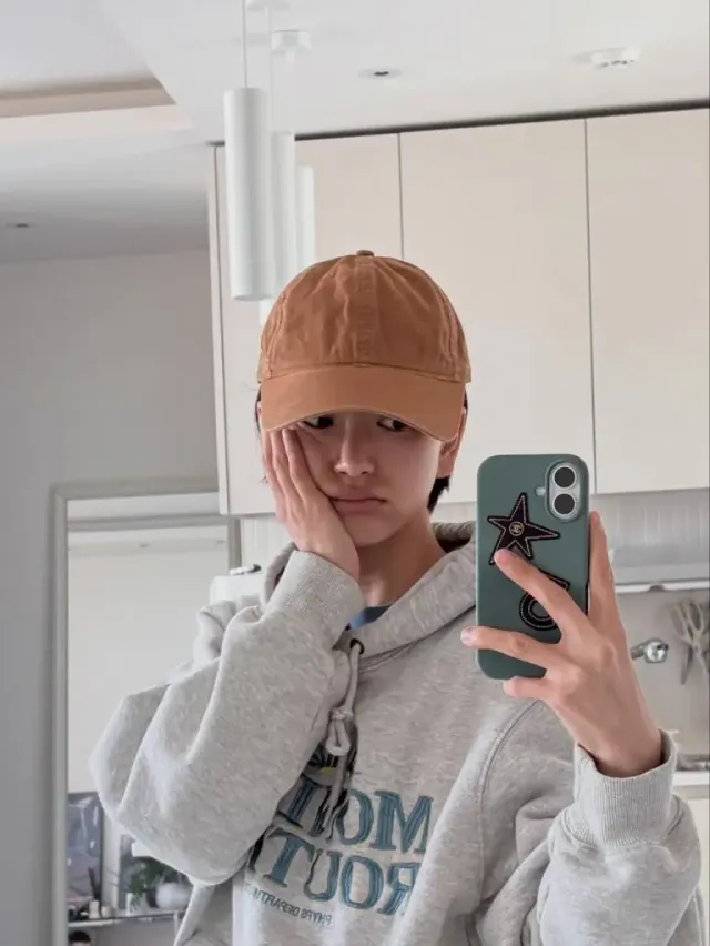 카멜 볼캡 & 그레이 후디 | 거울 셀카 속 무심한 듯 귀여운 