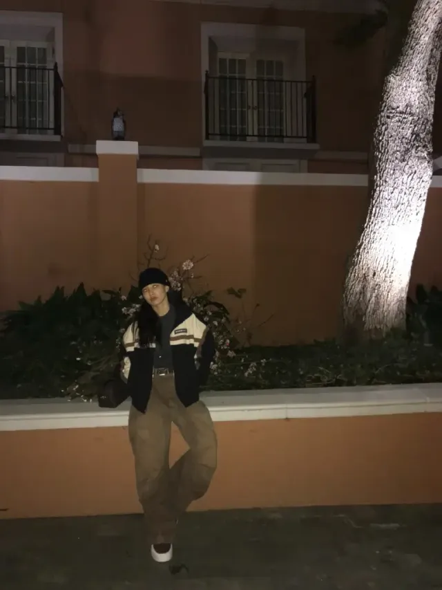 야간 고프코어 | 배색 저지와 카고 팬츠로 연출한 도심 속 이지 스트릿 패션 /사진=지효 인스타그램