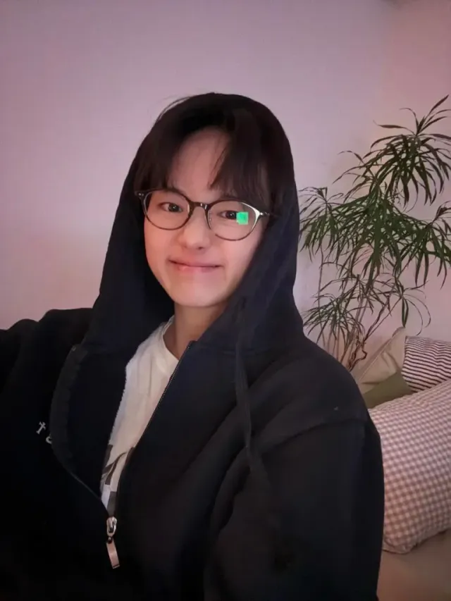 블랙 집업 후디 | 편안한 휴식 시간을 완성하는 가장 담백한 이지웨어 /사진=원진아 인스타그램