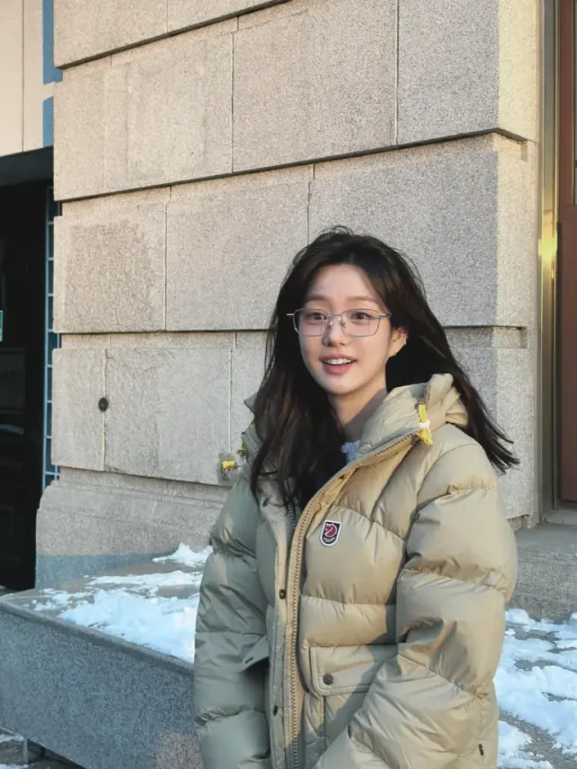 톤온톤 코디 | 베이지와 그레이 스트라이프의 절묘한 컬러 믹스 /사진=이유비 인스타그램