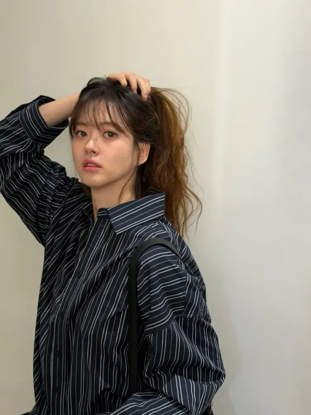 내추럴 포니테일 | 꾸민 듯 안 꾸민 듯, 잔머리마저 스타일이 되는 마법 /사진=고아라 인스타그램