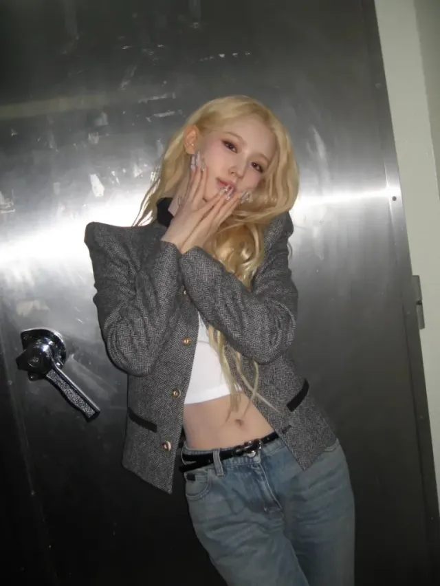 로우라이즈 데님 | 거친 데님 더미 위에서 더 빛나는 독보적인 실루엣 /사진=미연 인스타그램