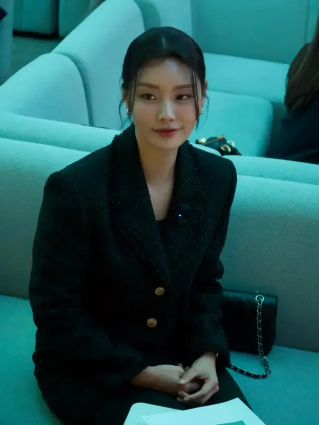 믹스매치 워커 룩 | 포멀한 재킷에 화이트 워커를 더해 완성한 감각적인 공식석상 스타일 /사진=강소연 인스타그램