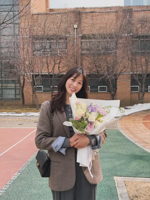 #와이드슬랙스 #체인백 | 비율을 살려주는 와이드 팬츠와 퀼팅 백의 세련된 조화 /사진=장신영 인스타그램