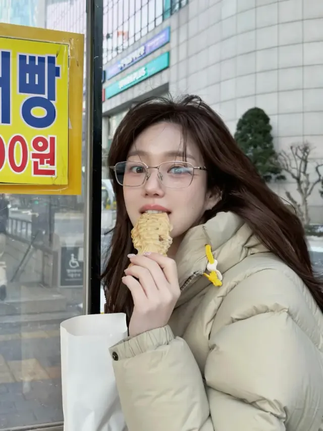 베이지 다운 자켓 | 붕어빵 하나에 진심인 귀여운 너드 미녀의 정석 /사진=이유비 인스타그램