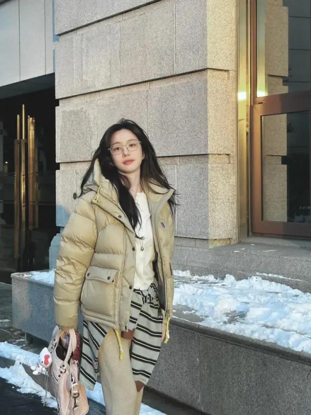 실버 프레임 안경 | 지적인 분위기와 귀여움을 동시에 잡은 액세서리 활용법 /사진=이유비 인스타그램