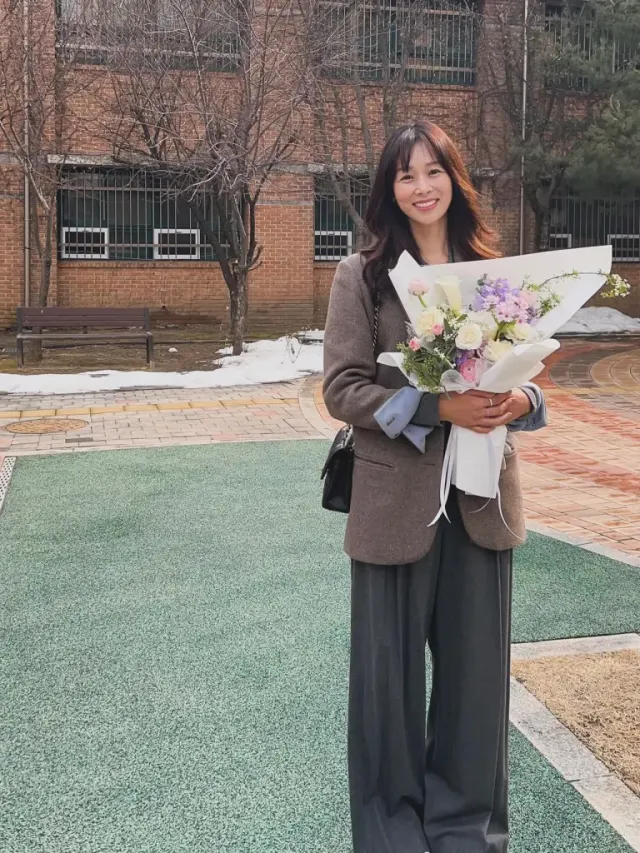 #브라운재킷 #졸업식룩 | 클래식한 테일러드 재킷과 꽃다발로 완성한 우아한 무드 /사진=장신영 인스타그램