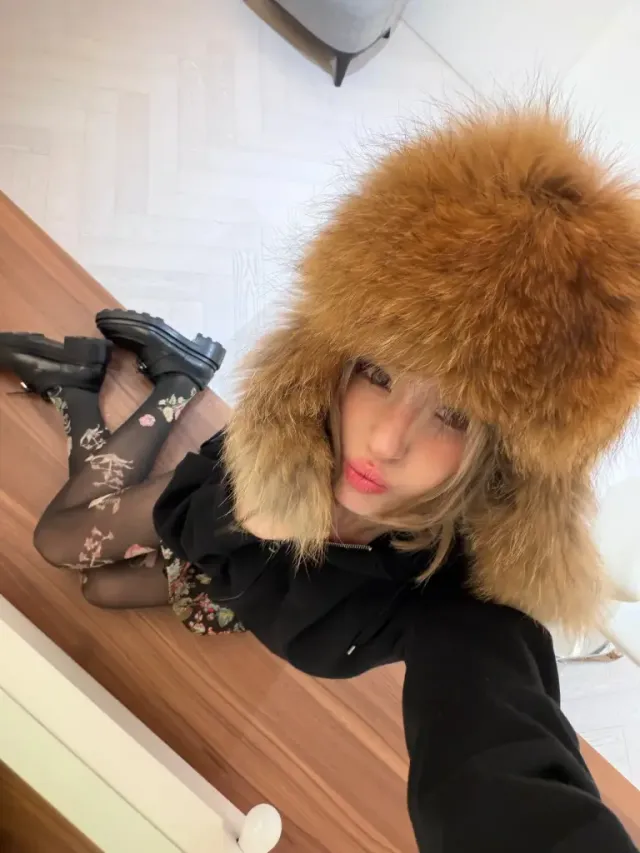 자이언트 퍼 햇 | 얼굴을 소멸 직전으로 만드는 압도적인 볼륨감의 윈터 액세서리 /사진=전소미 인스타그램