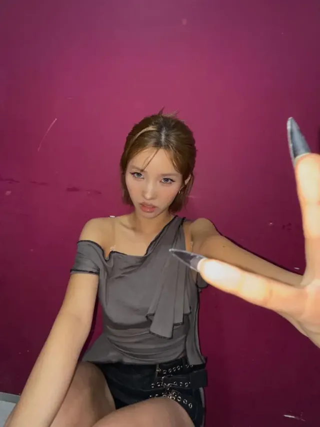 로우라이즈 팬츠 | 스터드 벨트와 해체주의적 디테일이 만난 힙합 바이브 /사진=전소연 인스타그램