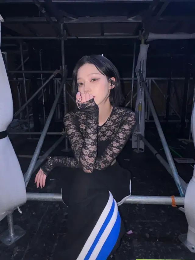 레이스 시스루 & 일렉 기타 | 무대 뒤 전율을 자아내는 락스타 무드의 정점 /사진=에스파 윈터 인스타그램