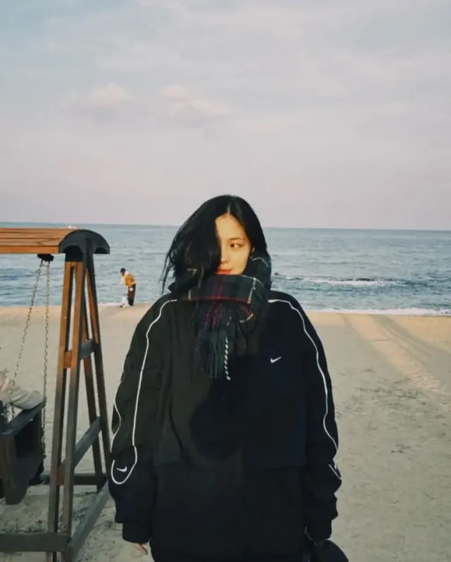 데일리 니트 | 꼬치 하나로 완성한 인간미 넘치는 가을 끝자락 모먼트 /사진=류진 인스타그램