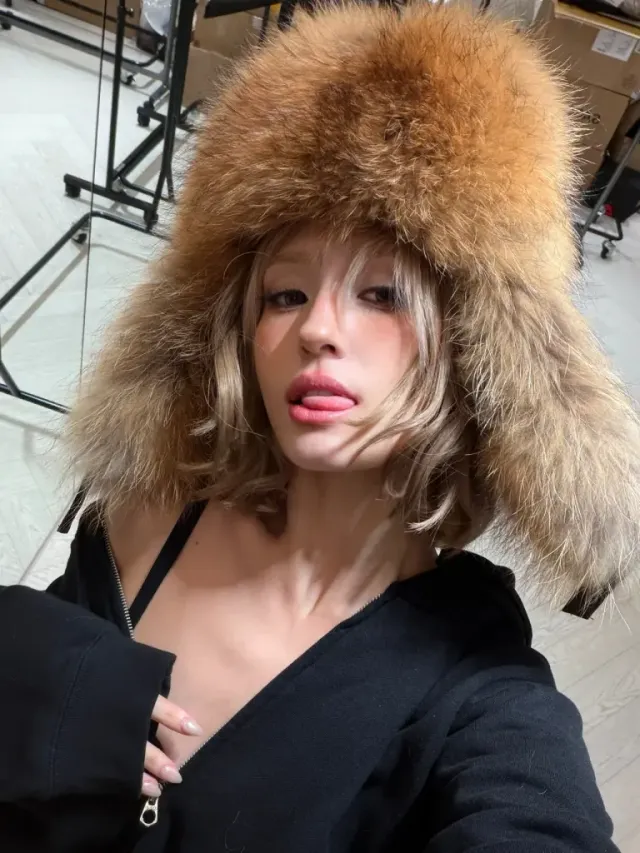 미러 셀피 & 블랙 후디 | 화려한 하체와 대비되는 미니멀한 상의로 완성한 완벽한 밸런스 /사진=전소미 인스타그램