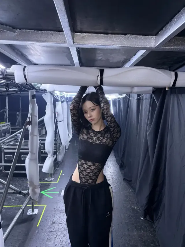 캣아이 메이크업 | 날카로운 눈매와 블랙 레이스의 치명적인 조화 /사진=에스파 윈터 인스타그램