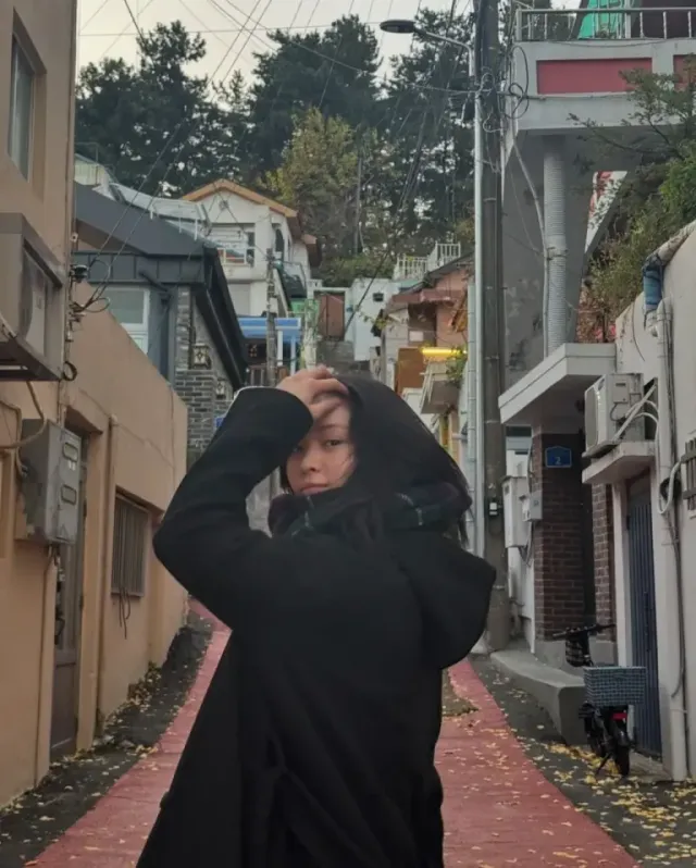 스포티 믹스매치 | 나이키와 타탄체크가 만난 쿨한 비치웨어의 재해석 /사진=류진 인스타그램