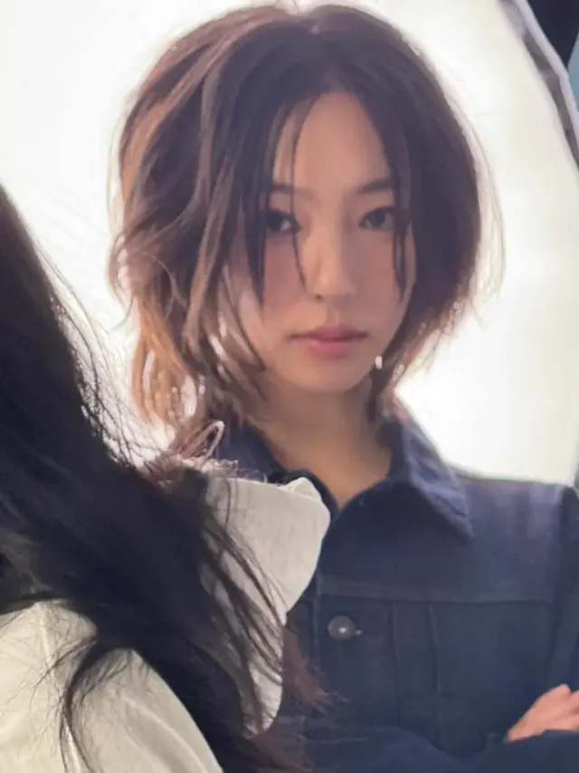 삼중 레이어링 톱 | 컬러와 소재의 변주로 완성한 실험적인 레이어드 룩 /사진=이진이 인스타그램