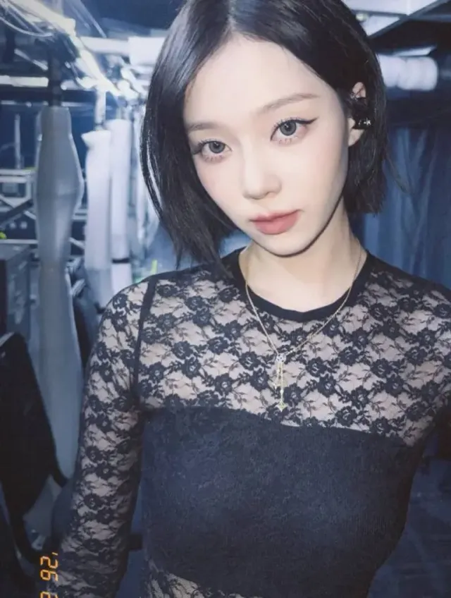 란제리 룩 믹스매치 | 시스루 보디수트와 트랙 팬츠로 완성한 반전 스타일링 /사진=에스파 윈터 인스타그램