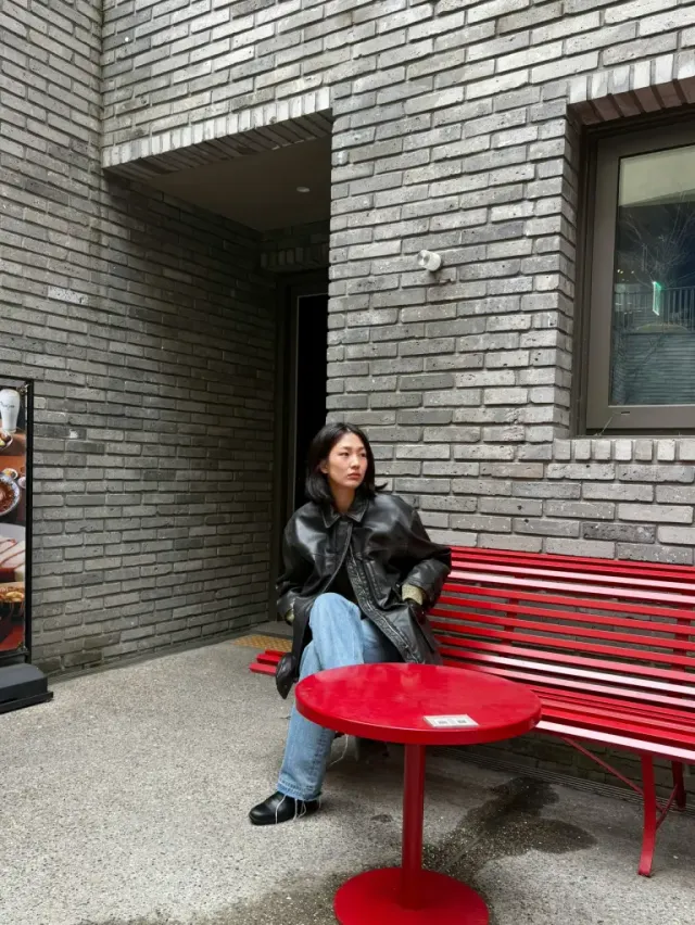 레더 자켓 룩 | 벽돌 벽 앞에서도 꿀리지 않는 빙판 여제의 독보적 아우라 /사진=박승희 인스타그램