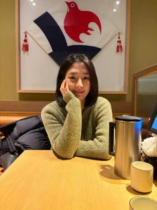 올리브 그린 니트 | 히피펌 고민에 빠진 청초한 