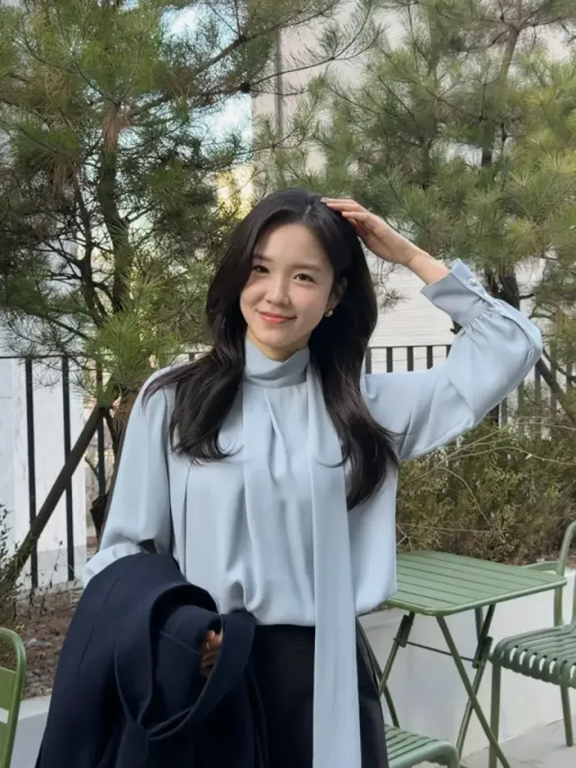 파스텔 블루 블라우스 | 우아한 하이넥과 타이 디테일로 완성한 청순 무드 /사진=장예원 인스타그램