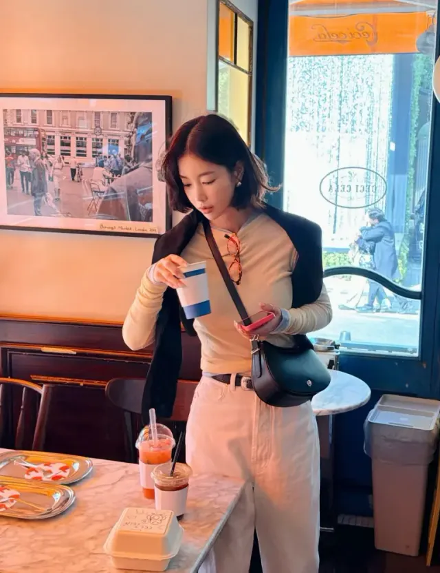 화이트 와이드 팬츠, 파스텔 톱 | 반려견 구름이와 함께한 무해한 테라스 모먼트 /사진=기은세 인스타그램