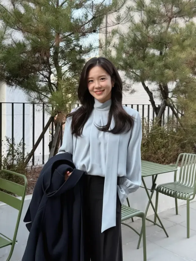 네이비 & 블루 매치 | 톤온톤 배색으로 연출한 세련된 봄 데일리룩 /사진=장예원 인스타그램