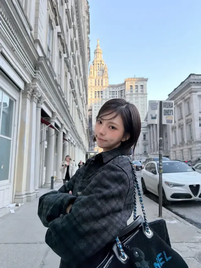 체크 자켓 & 블랙 터틀넥 | 뉴욕 스트릿을 장악한 클래식과 트렌디의 황금비율 /사진=김고은 인스타그램