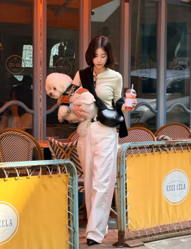 레오파드 뿔테 안경, 커프스 디테일 | 메뉴판을 보는 모습조차 지적인 무드로 승화시킨 에디튜드 /사진=기은세 인스타그램