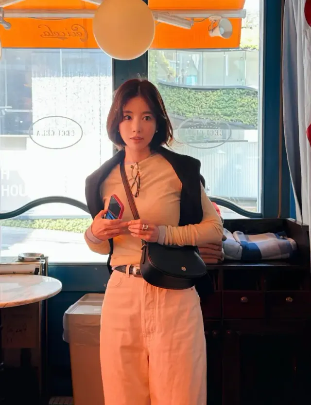 벨류엣 마리백, 블랙 가디건 | 캐주얼한 착장에 우아한 곡선의 미학을 더한 데일리 백 스타일링 /사진=기은세 인스타그램