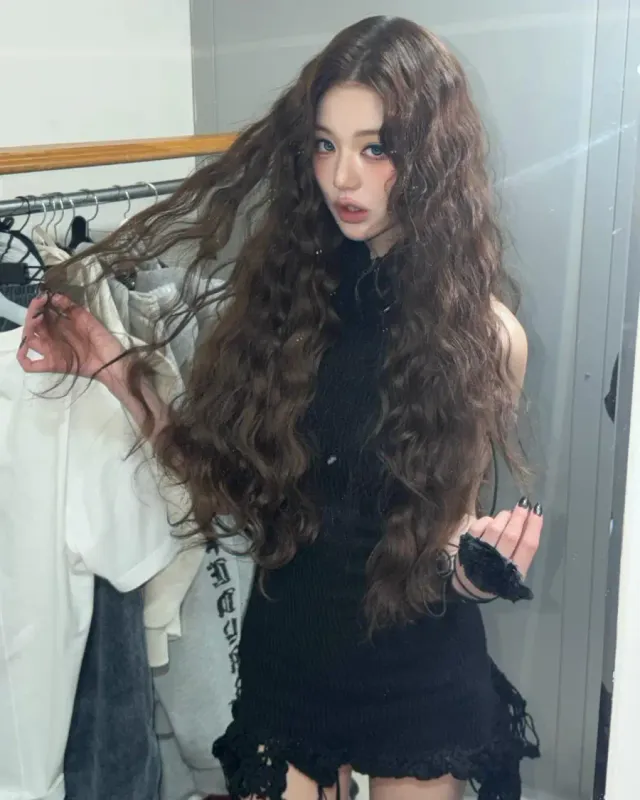 블랙 니트 미니 드레스 | 슬림한 실루엣과 밑단 디테일이 돋보이는 올블랙 룩 /사진=장원영 인스타그램