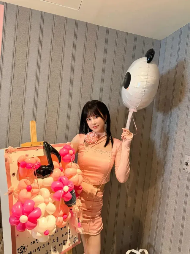 핑크 크롭 탑 | 비즈 장식과 코사지로 화려함을 더한 핑크 무대 의상