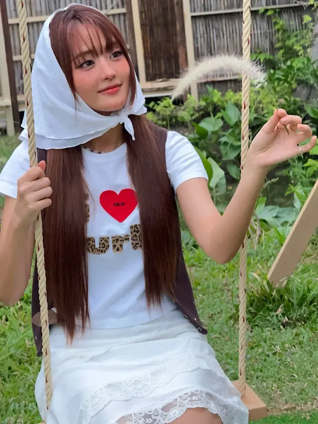 레이스 어시메트릭 스커트 | 화이트 레이스 소재의 비대칭 헴라인, 여성스러운 코티지코어 무드 /사진=민니 인스타그램