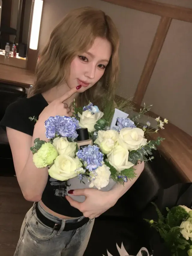 블랙 그래픽 티셔츠 | 힙한 프린팅이 돋보이는 크롭 티셔츠로 완성한 연습실 룩 /사진=미연 인스타그램