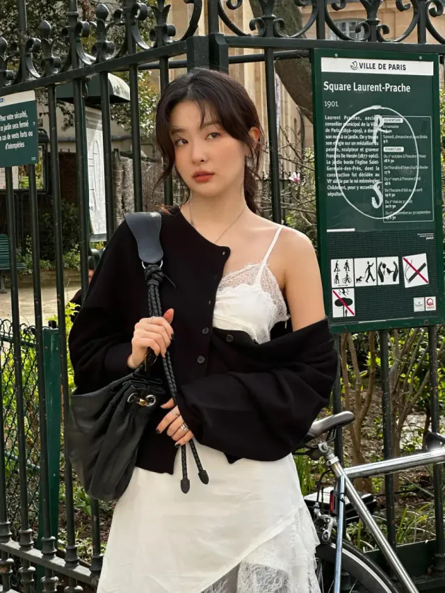 다크 브라운 와이드 팬츠 | 루즈한 핏으로 체형을 보완하며 시크한 실루엣 완성 /사진=슬기 인스타그램