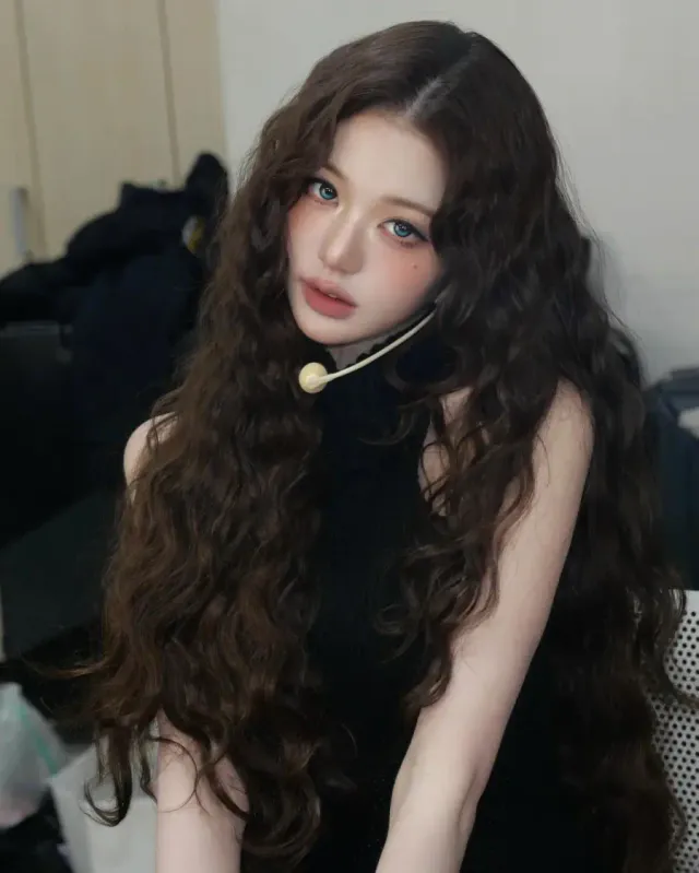 마이크 소품 레이어드 | 무대 준비 중인 생동감 넘치는 분위기 속 스타일링 /사진=장원영 인스타그램