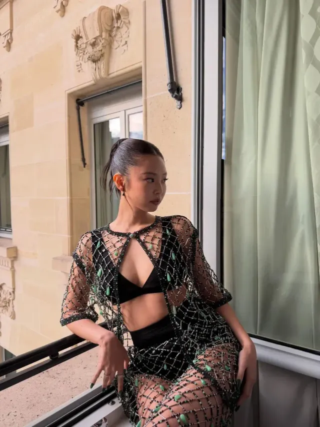 블랙 브라탑 셋업 | 드레스 안으로 비치는 미니멀한 이너로 실루엣 강조 /사진=제니 인스타그램