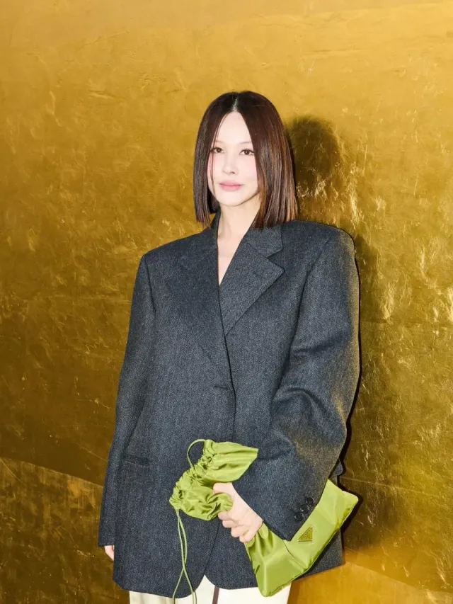 차콜 헤링본 재킷 | 어깨 라인을 강조한 오버사이즈 실루엣으로 시크한 분위기 연출 /사진=아이비 인스타그램