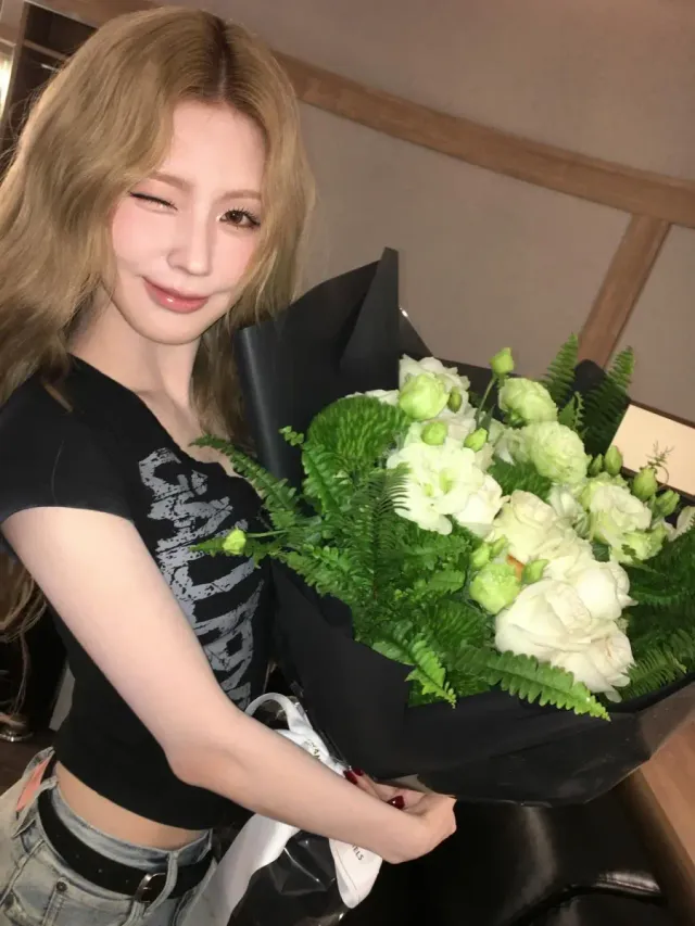 블루 & 화이트 플라워 박스 | 쿨톤 플라워와 뷰티 아이템의 조화로운 선물 박스 구성 /사진=미연 인스타그램