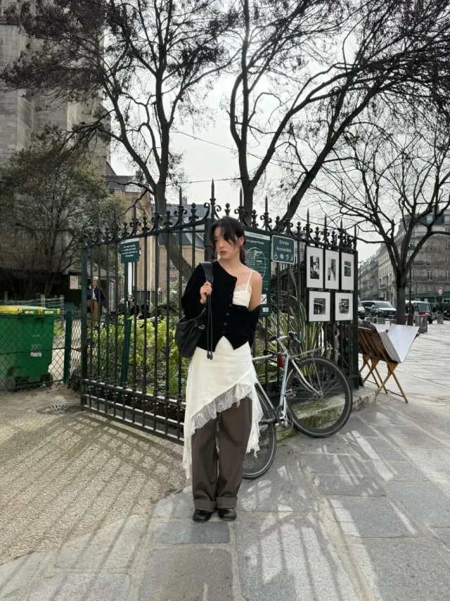 블랙 가죽 숄더백 | 넉넉한 수납력과 땋은 듯한 스트랩 디테일로 포인트 /사진=슬기 인스타그램