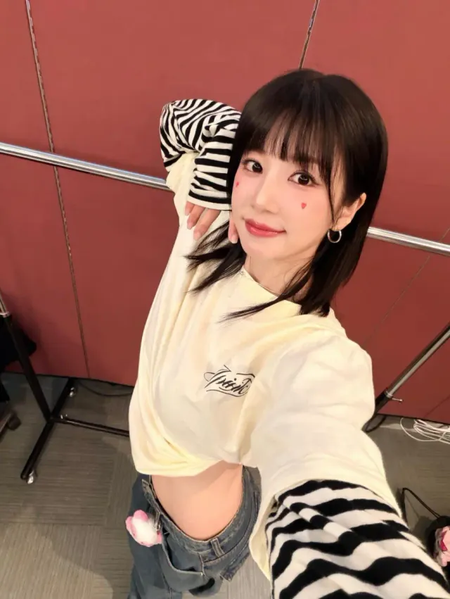 와이드 데님 팬츠 | 핑크 인형 키링으로 포인트를 준 넉넉한 핏의 데님 스타일링