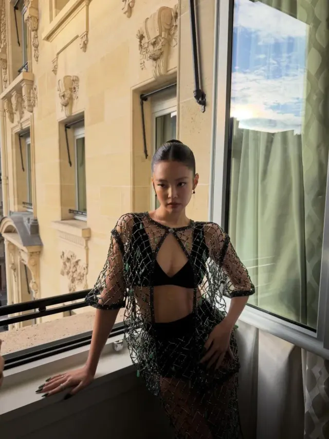 슬릭 번 헤어 | 잔머리 하나 없이 매끈하게 넘겨 이목구비를 강조한 스타일링 /사진=제니 인스타그램