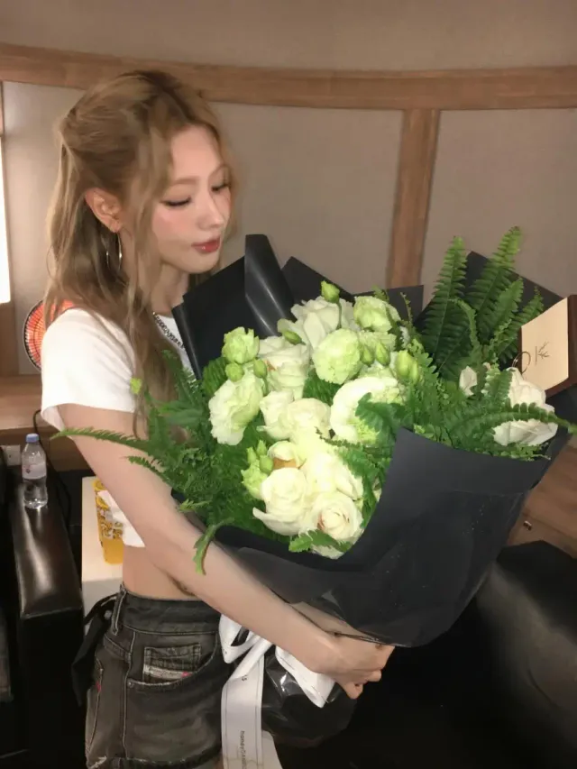 화이트 리시안셔스 꽃다발 | 화이트 톤의 꽃들과 대비되는 블랙 래핑으로 시크한 분위기 연출 /사진=미연 인스타그램