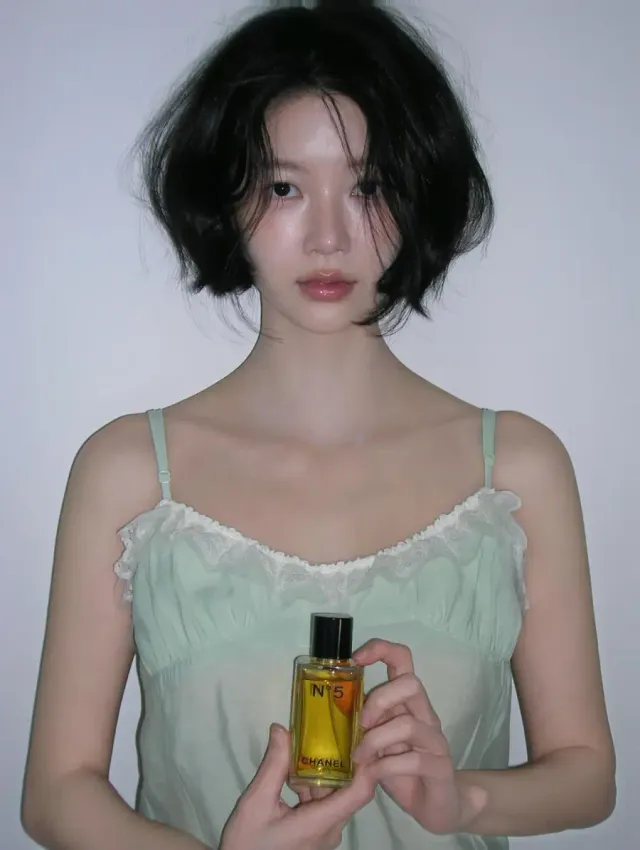 샤넬 N°5 오 드 뚜왈렛 | 슬립 드레스와 어우러진 클래식한 보틀의 조화