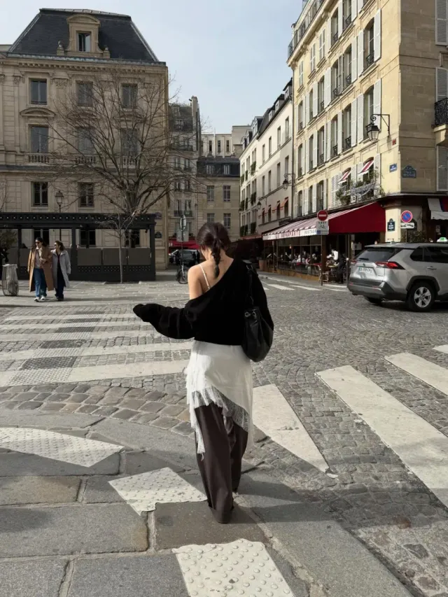 블랙 카디건 | 언밸런스하게 연출해 숄더 라인을 강조한 감각적인 레이어링 /사진=슬기 인스타그램