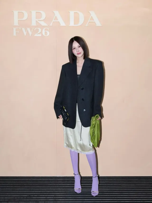 롱 블레이저 코디 | 미니멀한 이너와 화사한 레깅스를 매치해 반전 매력을 더한 룩 /사진=아이비 인스타그램