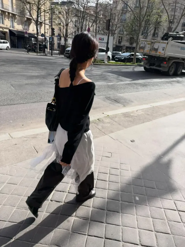 화이트 레이스 슬립 원피스 | 비대칭 라인과 레이스 디테일로 페미닌한 무드 강조 /사진=슬기 인스타그램