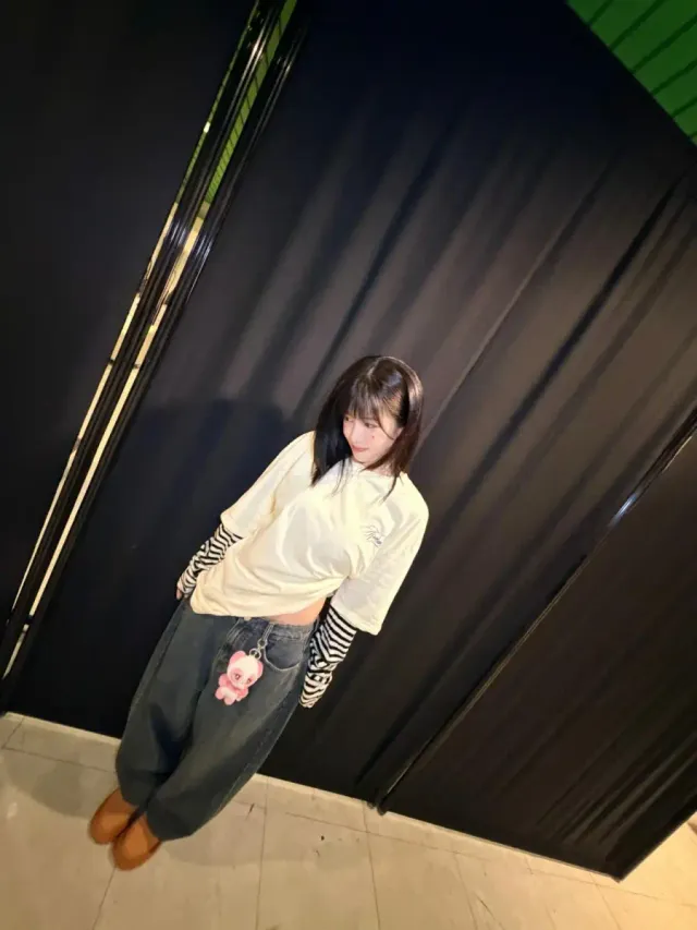 스트라이프 티셔츠 레이어드 | 반팔 티셔츠와 스트라이프 소매를 매치한 키치한 감성